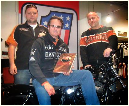 Buchübergabe an unseren Sponsor Harley Davidson Nürnberg am 10.11.11